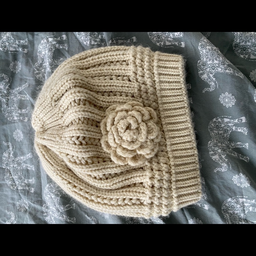 Hat with flower